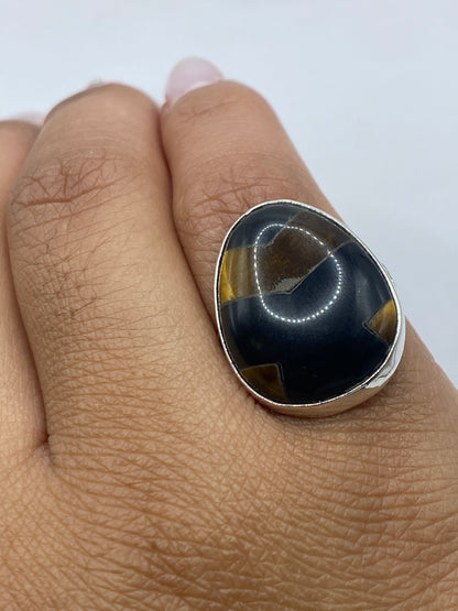Anillo sobre escala de peso mostrando 4.6 gramos de plata pura