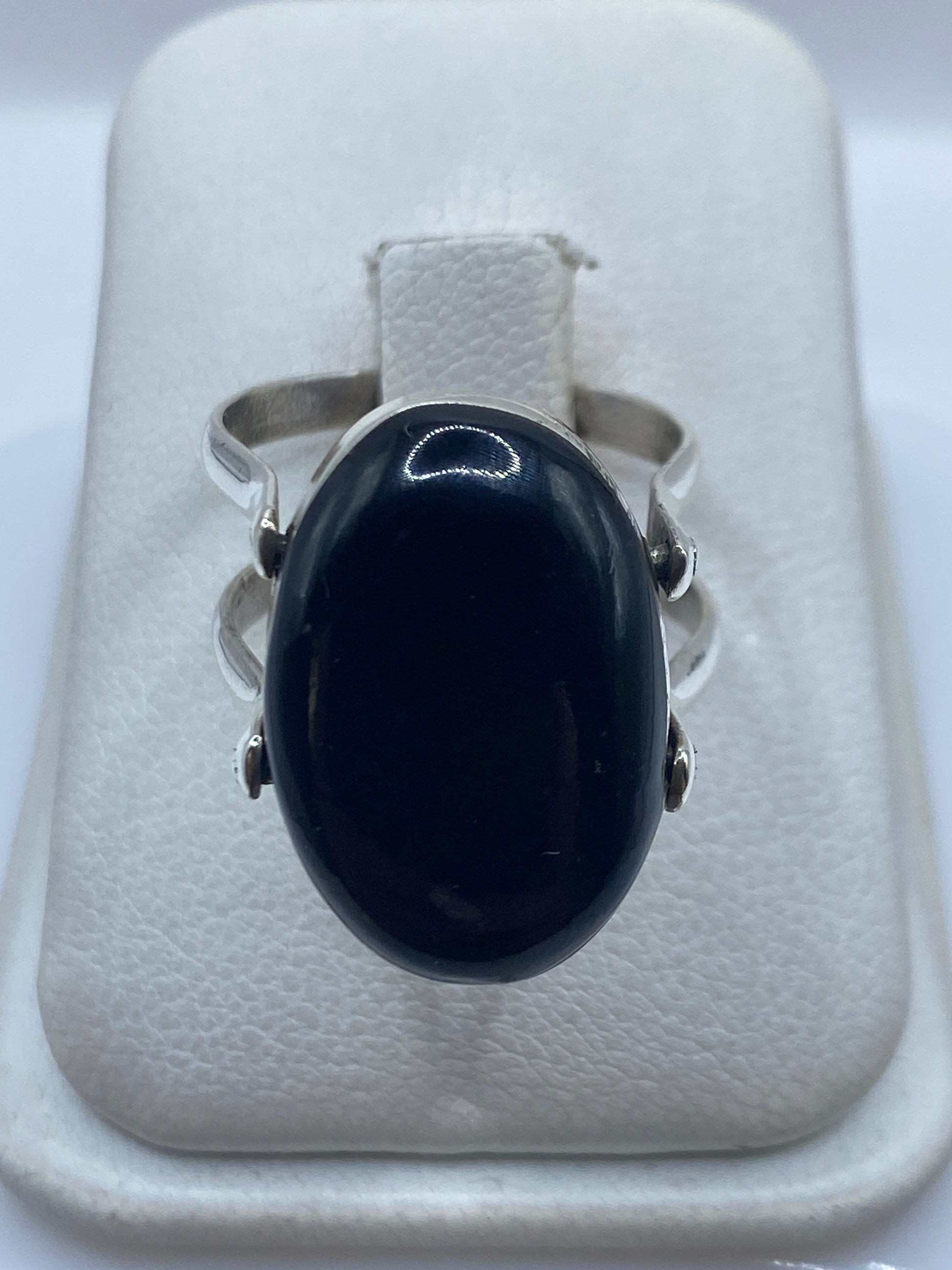 Anillo de ónix en talla 8, vista lateral mostrando el engaste y el Quinto