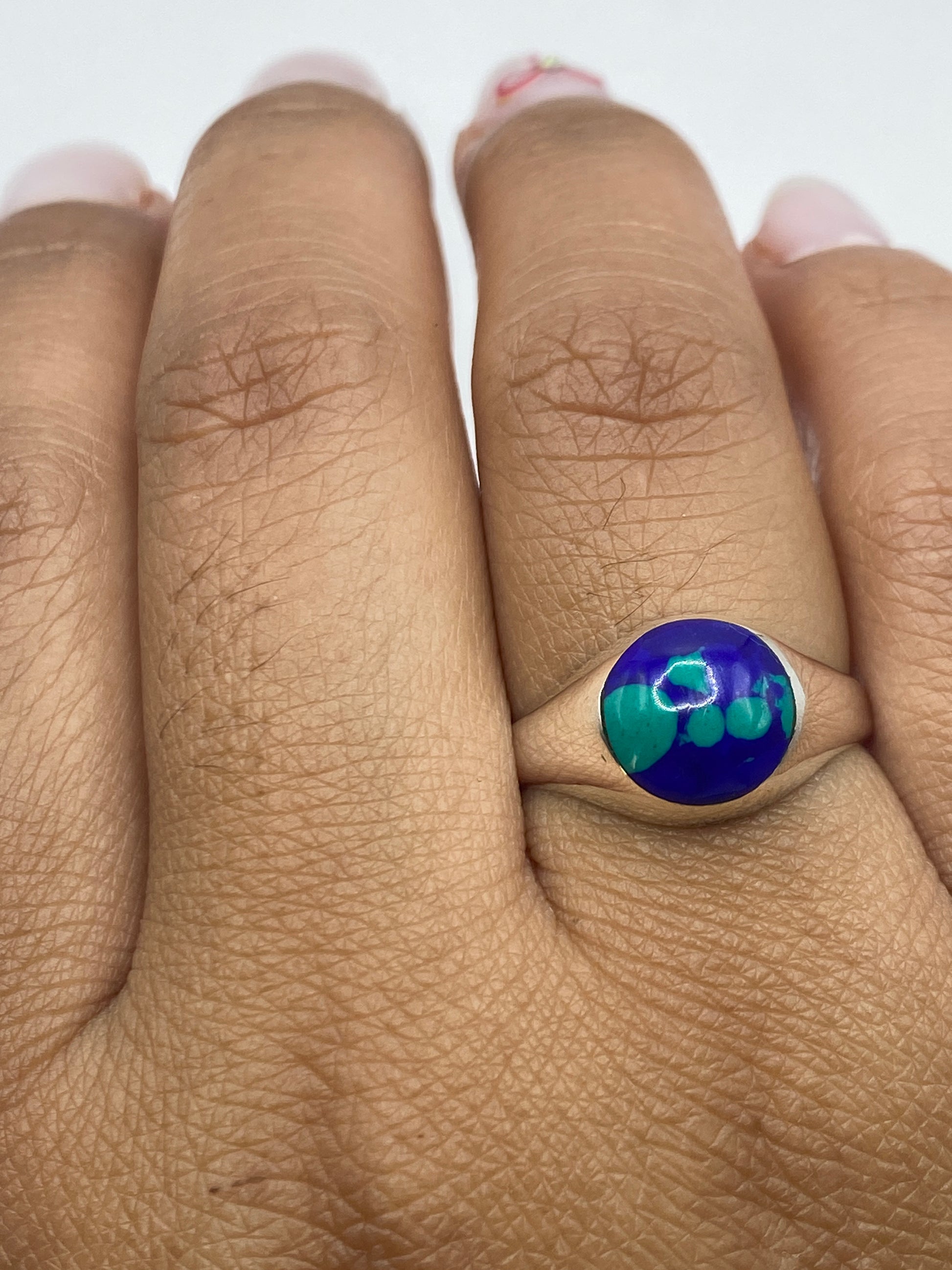 Anillo sobre fondo gris mostrando el Quinto .925 grabado