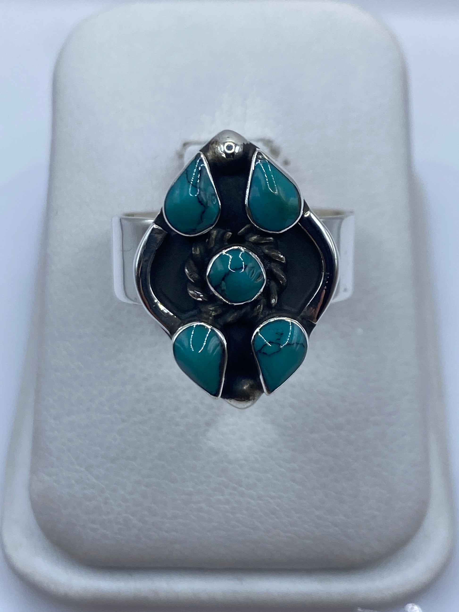 Anillo de plata ajustable con cinco turquesas azul cielo engastadas, visto de frente