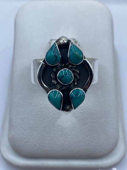 Anillo de plata ajustable con cinco turquesas azul cielo engastadas, visto de frente