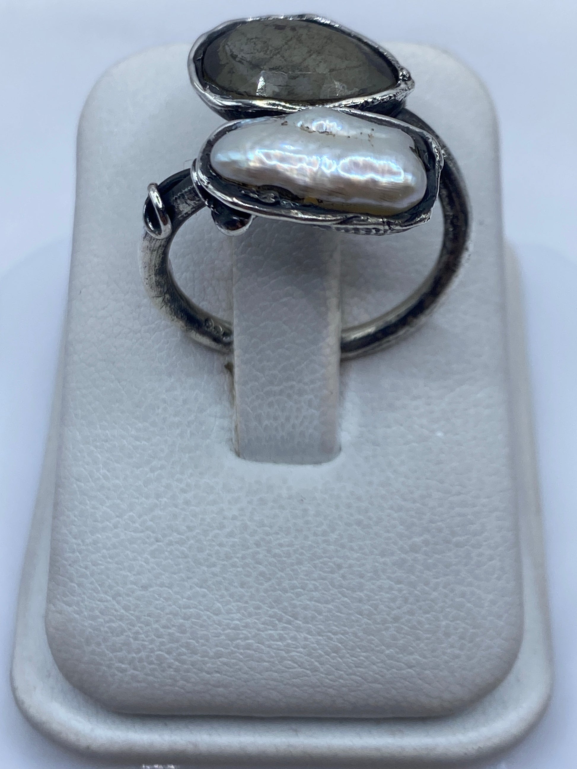 Anillo de plata ajustable con perla blanca nacarada, vista frontal sobre fondo blanco