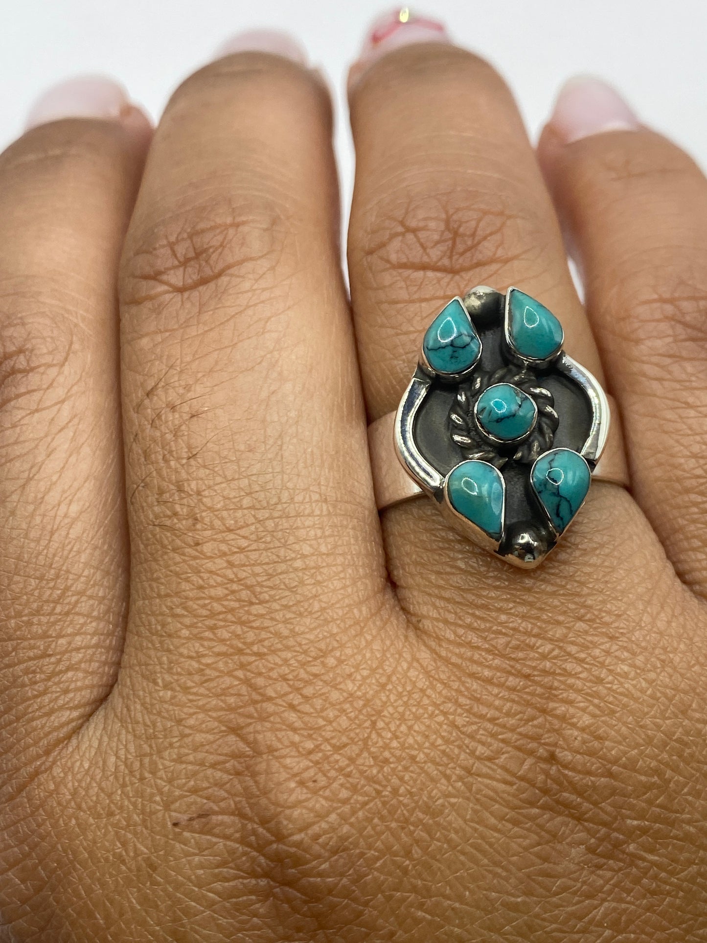 Anillo en mano de mujer, mostrando el color azul cielo y el ajuste cómodo