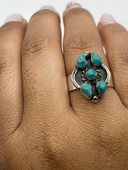 Anillo en mano de mujer, mostrando el color azul cielo y el ajuste cómodo