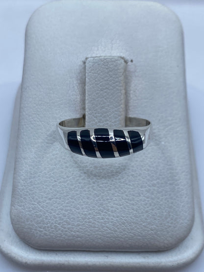 Anillo de plata con ónix negro en estuche blanco, vista frontal