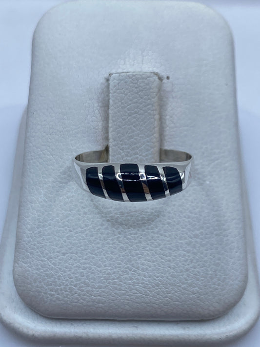 Anillo de plata con ónix negro en estuche blanco, vista frontal