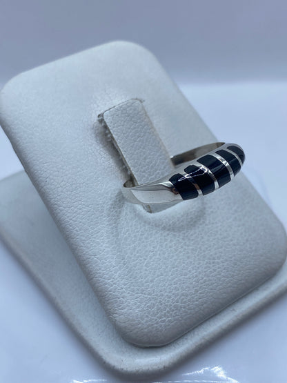 Detalle del engaste a mano del ónix negro en anillo de plata .925