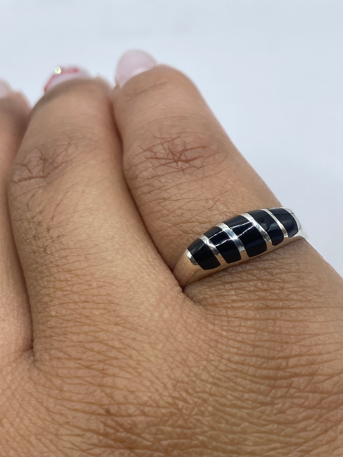 Reverso del anillo mostrando el sello 925 en plata pura