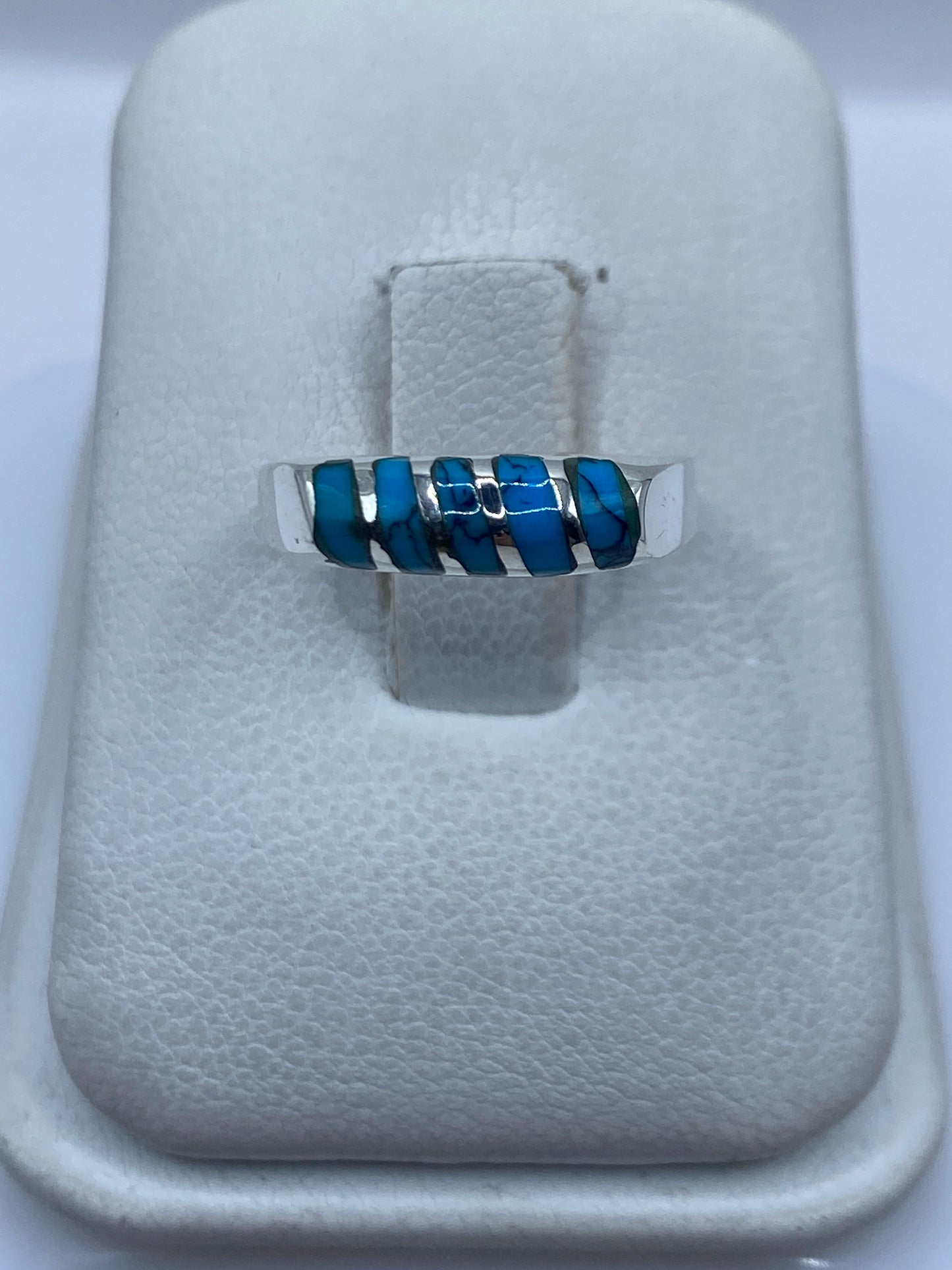 Anillo de plata .925 con turquesa azul cielo engastada, talla 5, visto de frente en estuche blanco