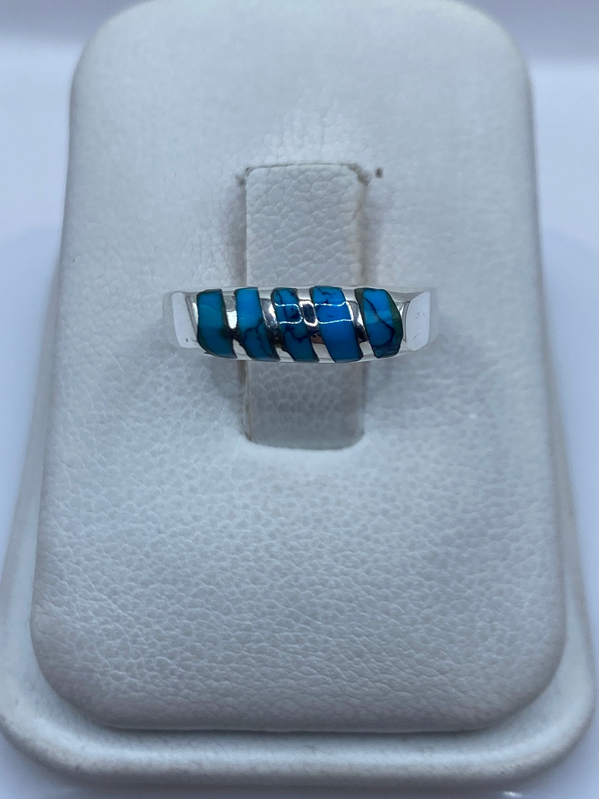 Anillo de plata .925 con turquesa azul cielo engastada, talla 5, visto de frente en estuche blanco