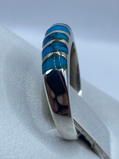 Detalle del engaste a mano de la turquesa azul cielo en plata .925