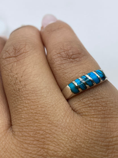 Anillo en dedo mostrando el brillo y la profundidad del color azul cielo de la turquesa