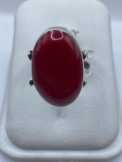 Anillo de coral rojo en plata, mostrando el engaste lateral a mano