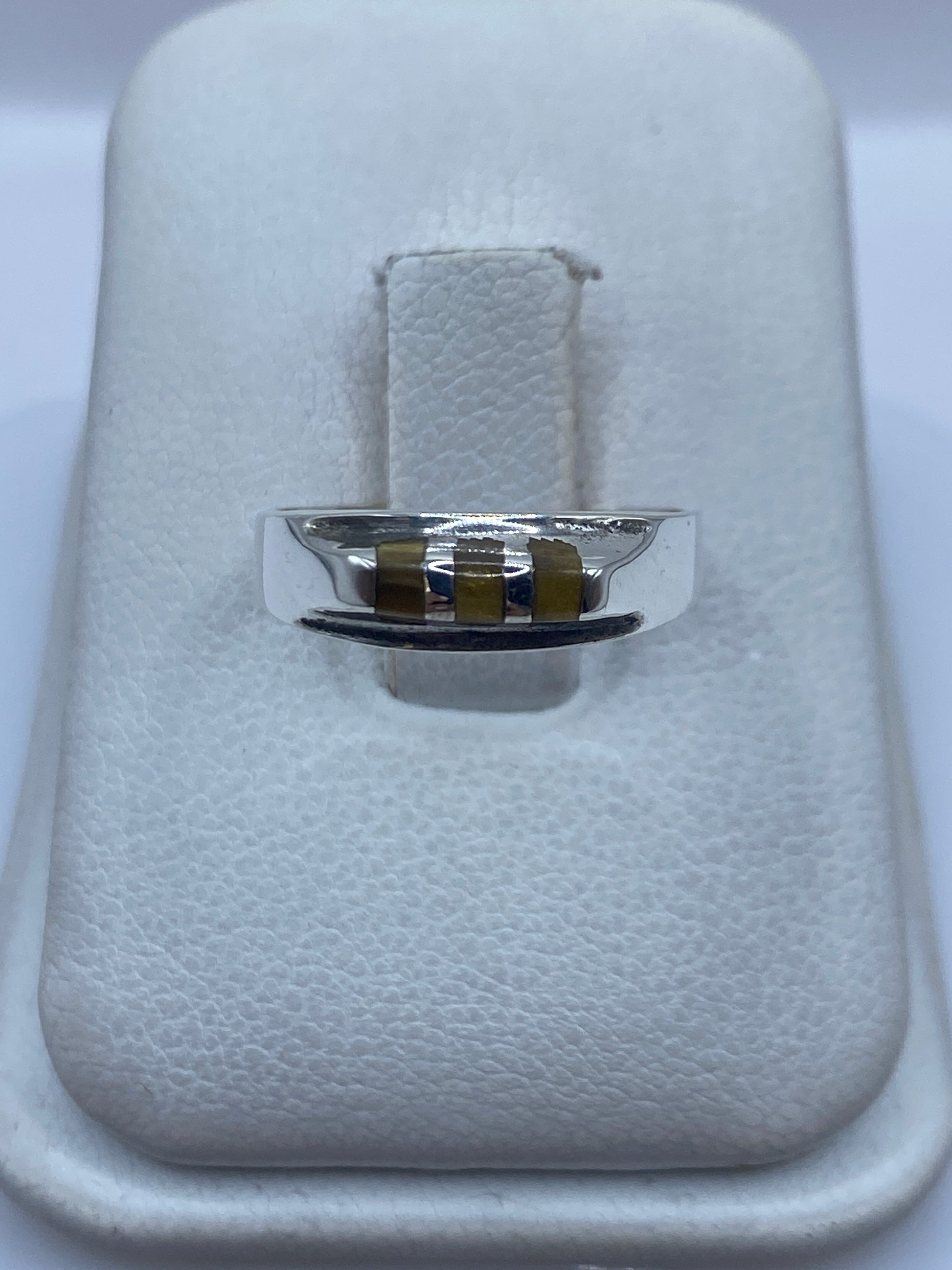Anillo de plata minimalista con piedra engastada en la mano de una mujer