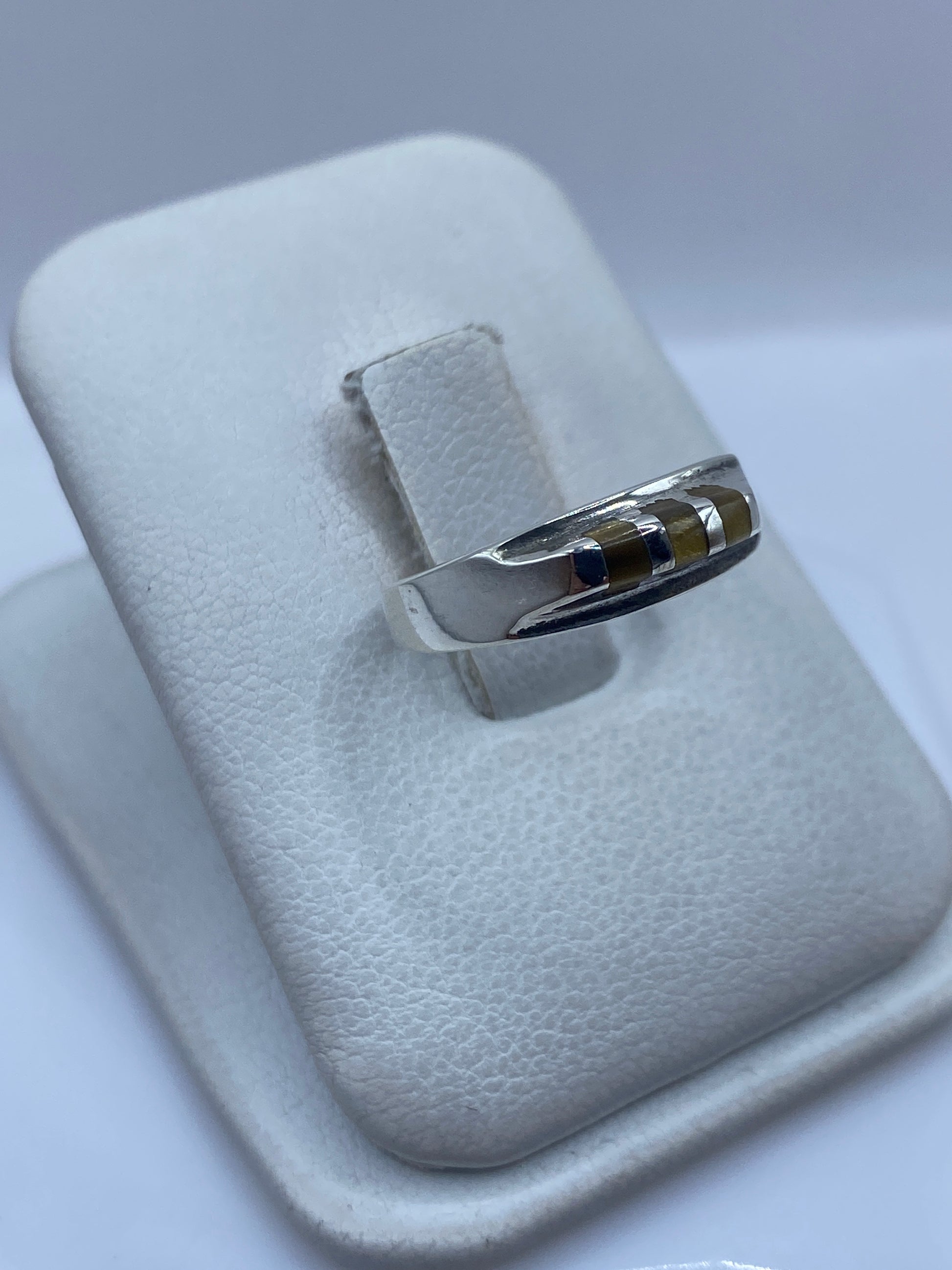 Vista frontal del anillo de plata .925 con diseño moderno y limpio