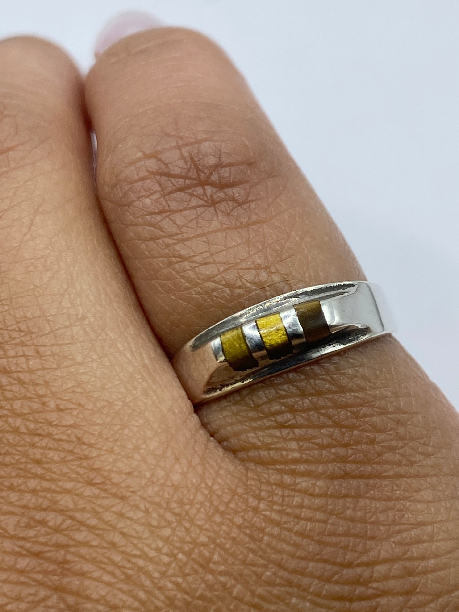 Anillo sobre fondo blanco mostrando el Quinto .925 en el interior