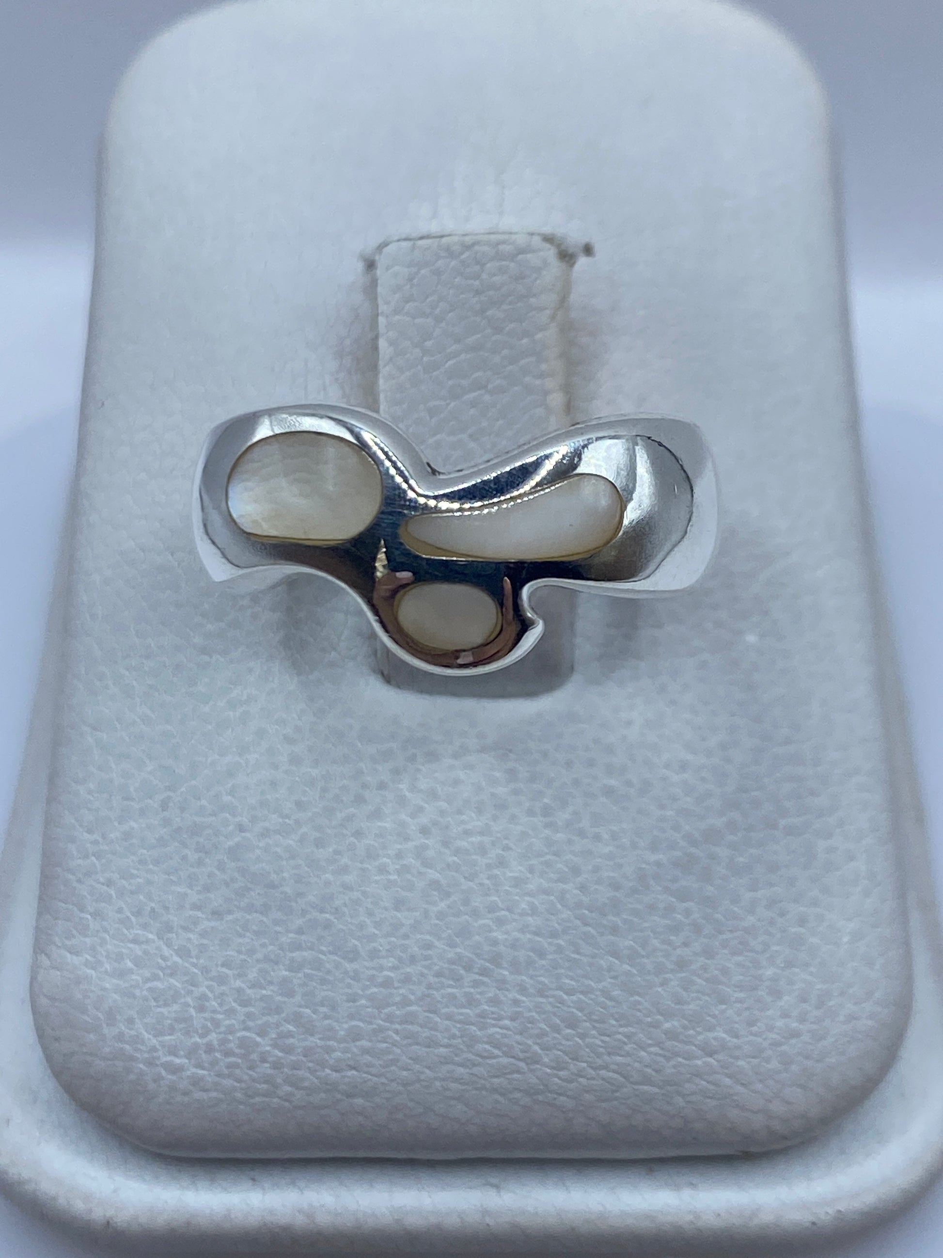 Anillo de plata .925 con perla natural blanco cremoso en diseño orgánico fluido