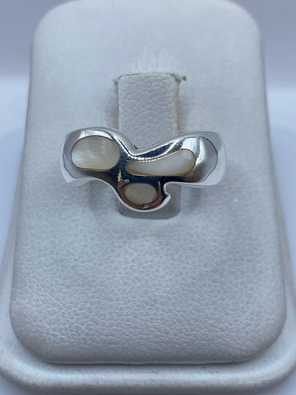 Anillo de plata .925 con perla natural blanco cremoso en diseño orgánico fluido