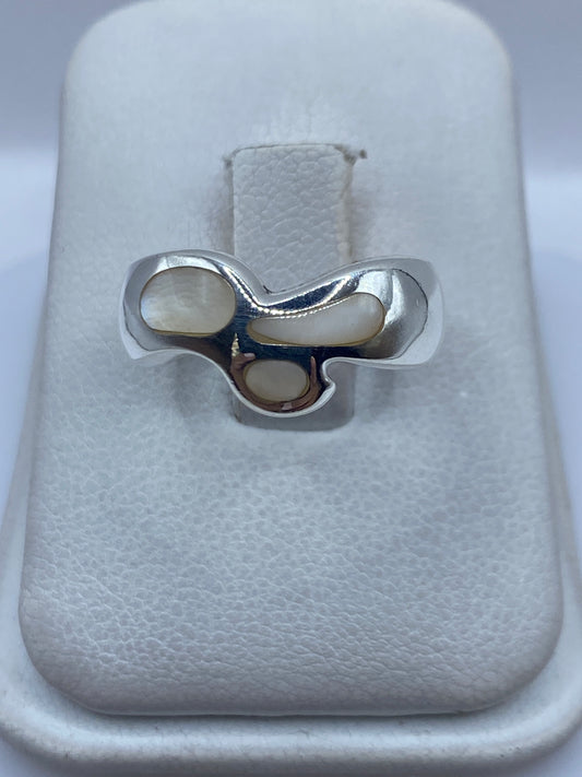 Anillo de plata .925 con perla natural blanco cremoso en diseño orgánico fluido