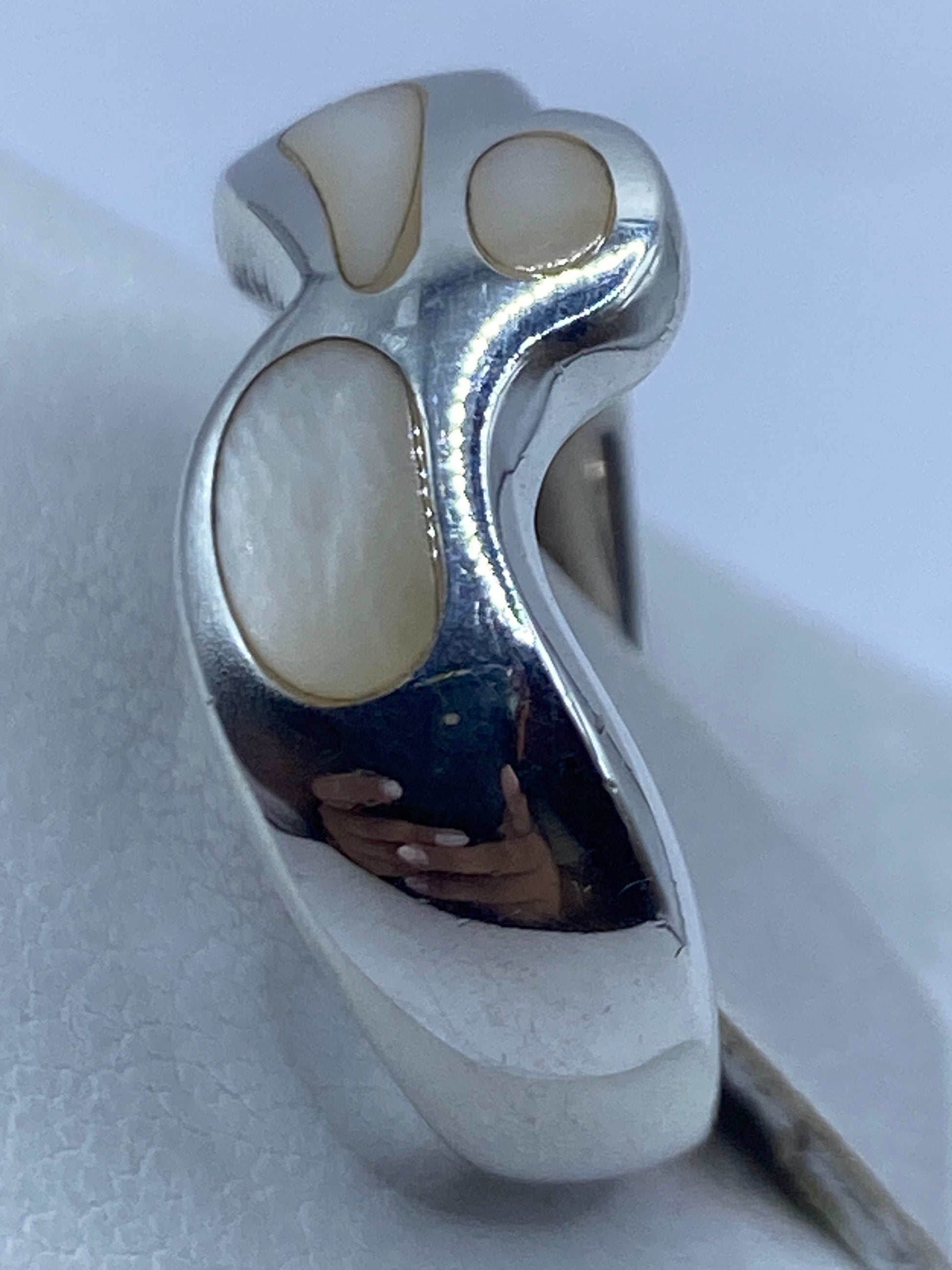 Detalle del engaste de la perla en plata .925 y las curvas del anillo