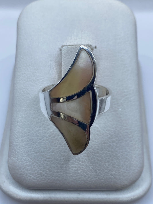 Anillo de plata .925 con perla blanco cremoso engastada, vista frontal sobre fondo blanco