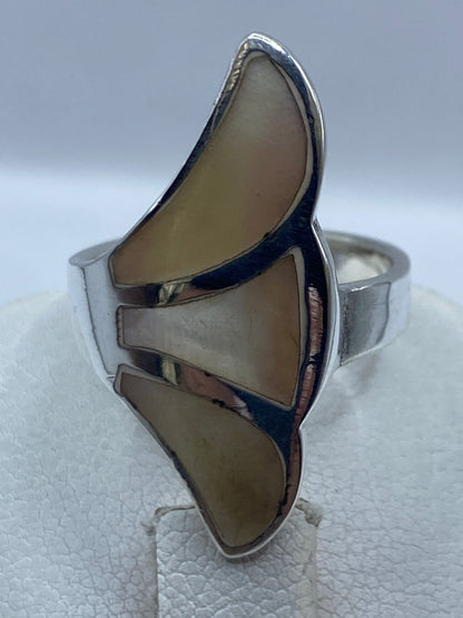 Anillo con perla en la mano de una mujer, demonstrando el tono y brillo natural