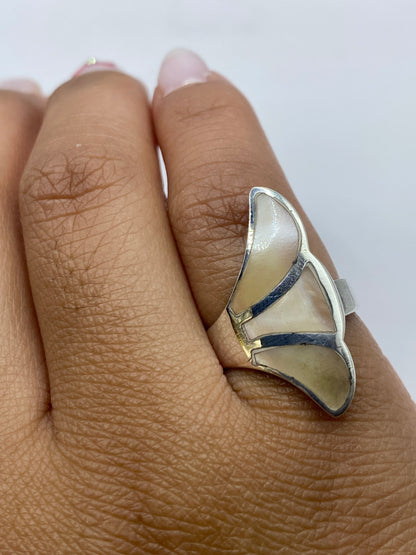 Anillo sobre fondo gris mostrando el Quinto .925 y el acabado pulido
