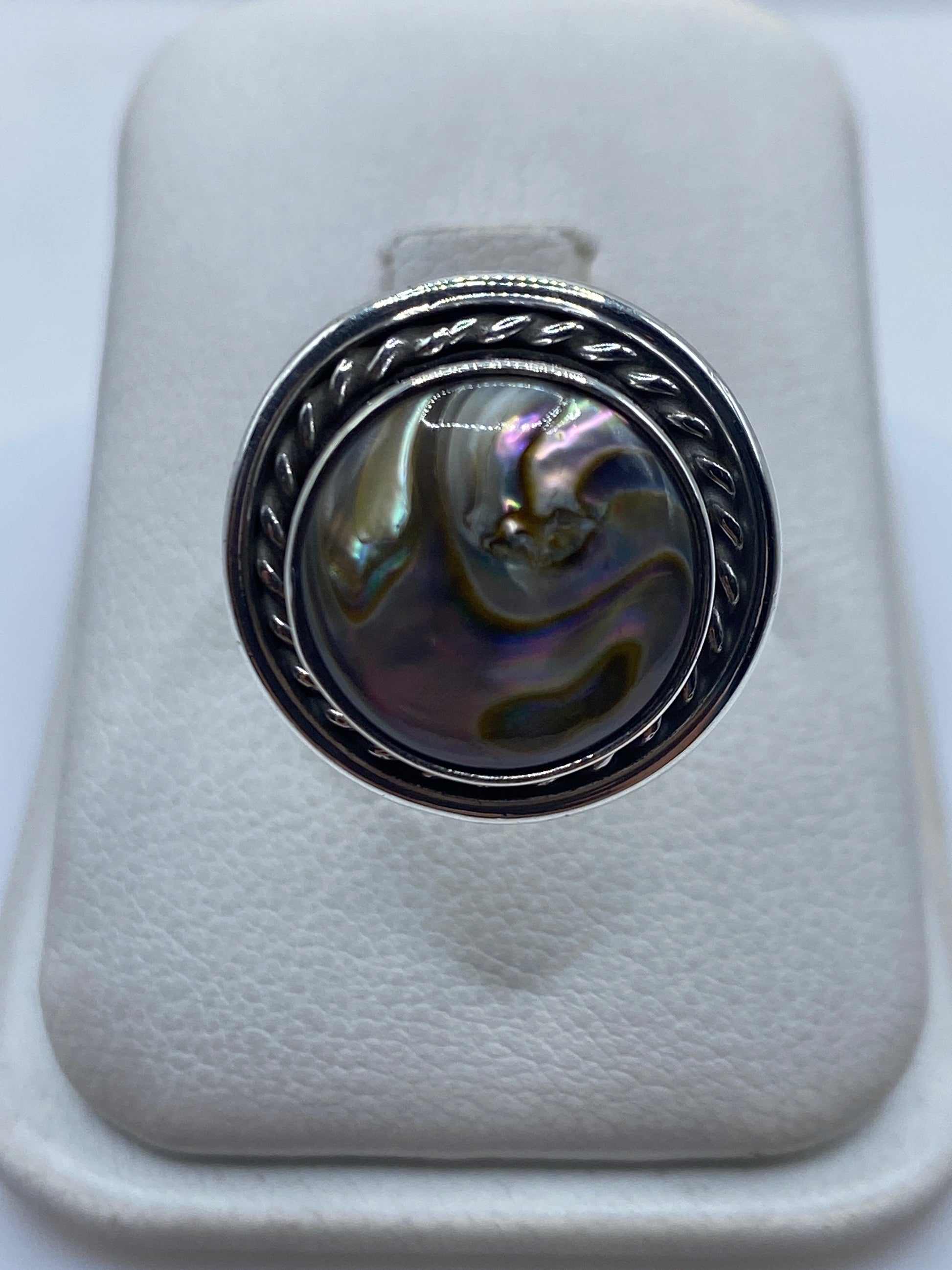 Anillo de plata ajustable con piedra engastada en mano femenina