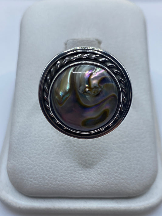 Anillo de plata ajustable con piedra engastada en mano femenina