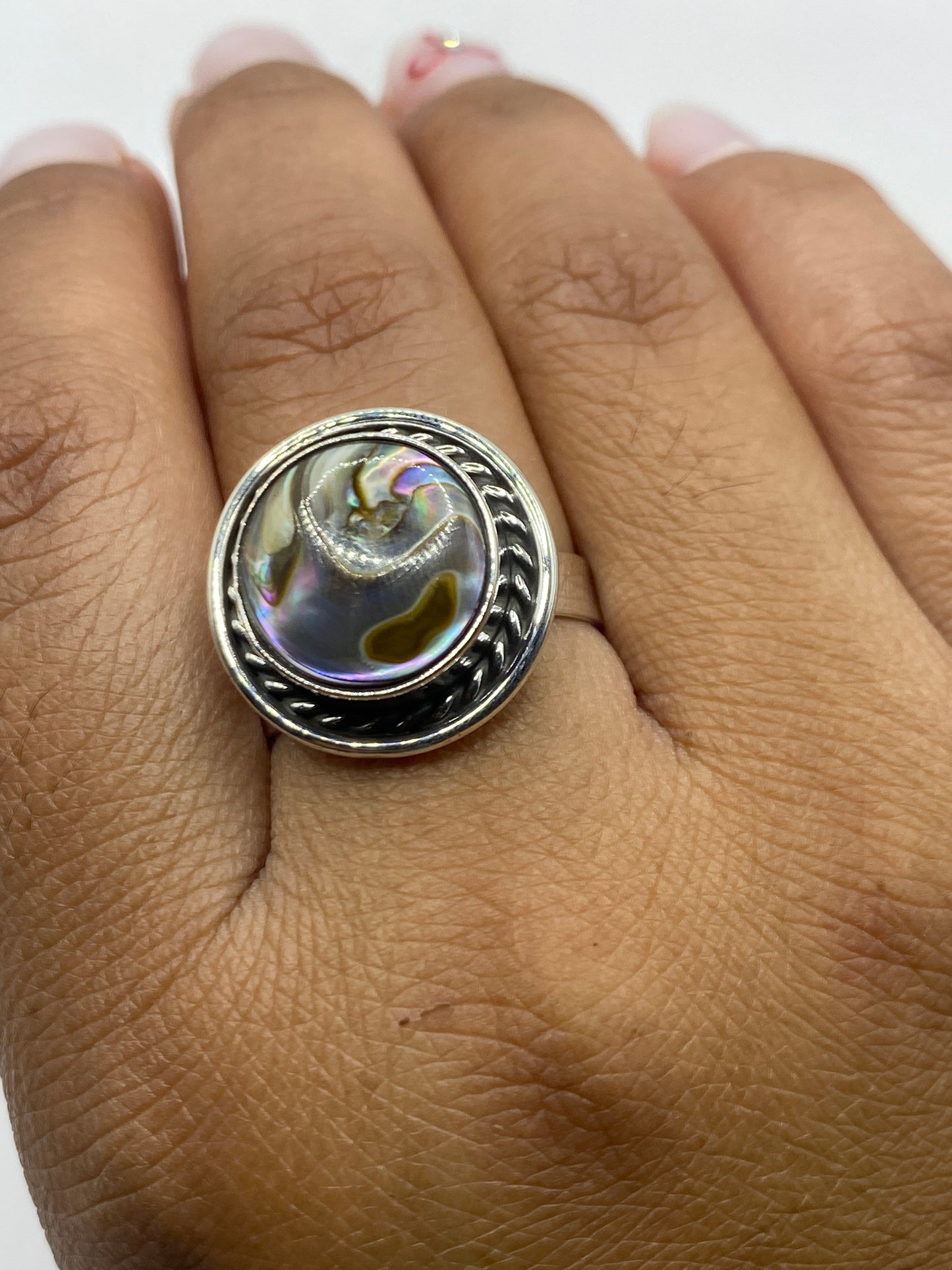 Anillo ajustable sobre fondo blanco con vista superior de la piedra