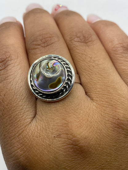 Anillo ajustable sobre fondo blanco con vista superior de la piedra