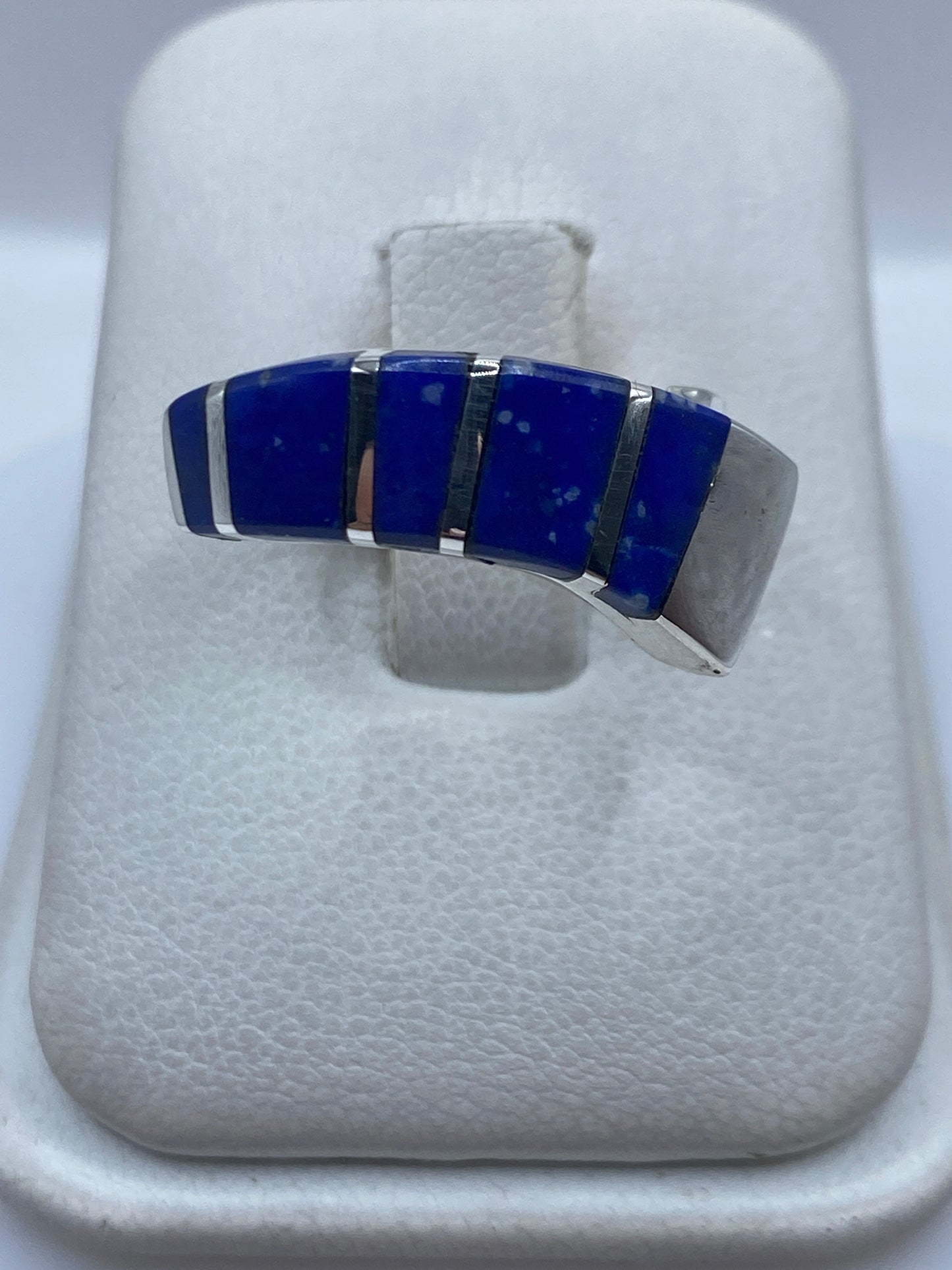 Anillo de plata con lapislázuli azul incrustado en bandas geométricas, vista frontal