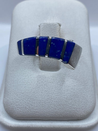 Anillo de plata con lapislázuli azul incrustado en bandas geométricas, vista frontal