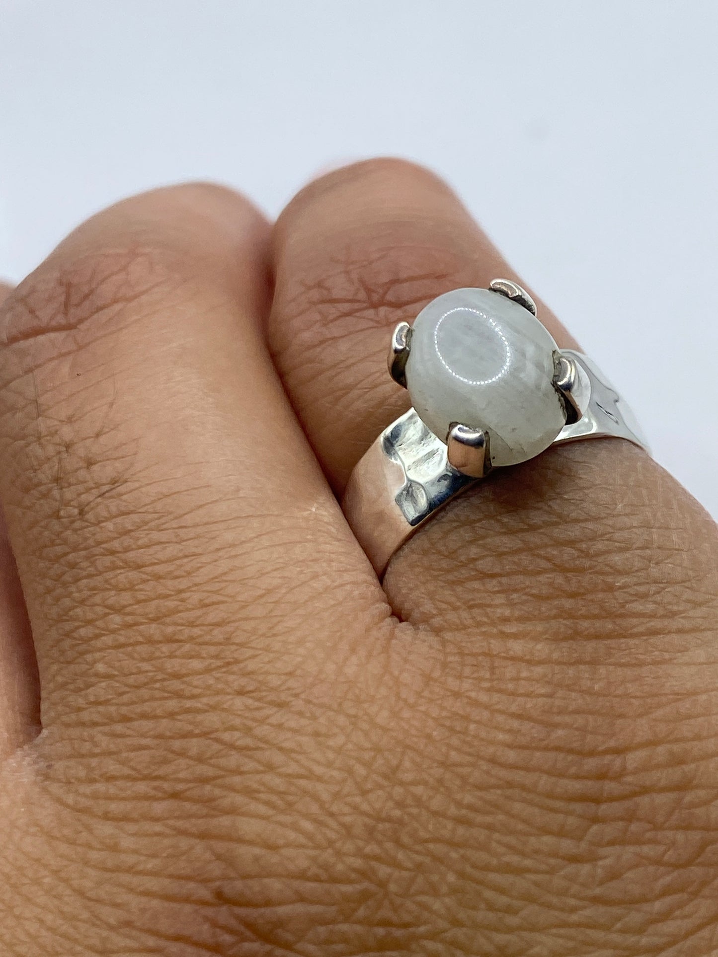 Anillo de plata .925 con Quinto, portado en dedo, brillando al sol