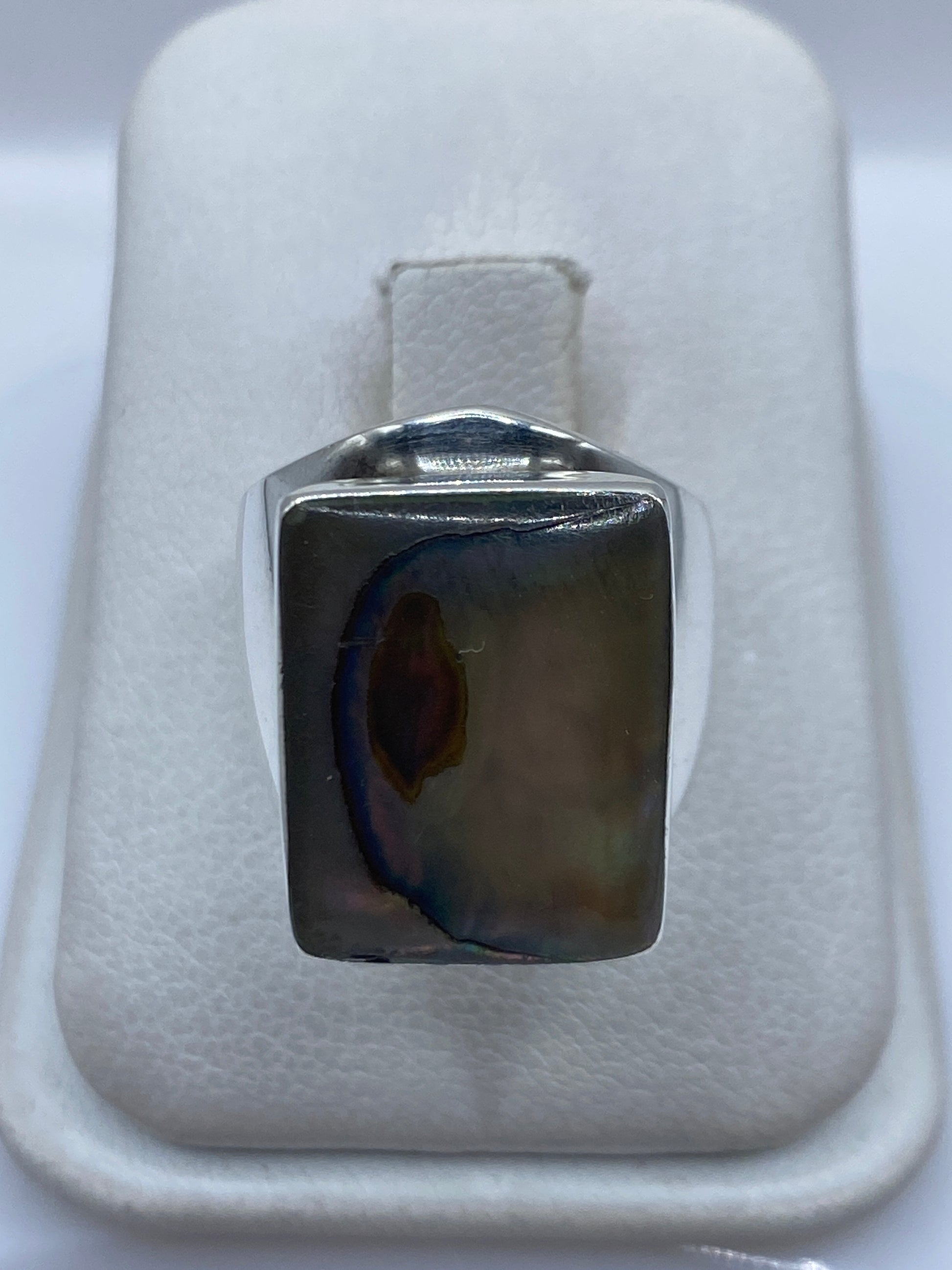 Anillo de plata .925 con piedra engastada en talla solitario, vista frontal