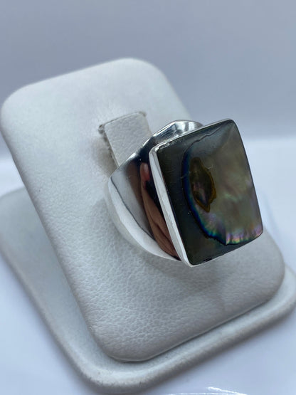 Detalle del engaste a mano de la piedra en anillo de plata Taxco