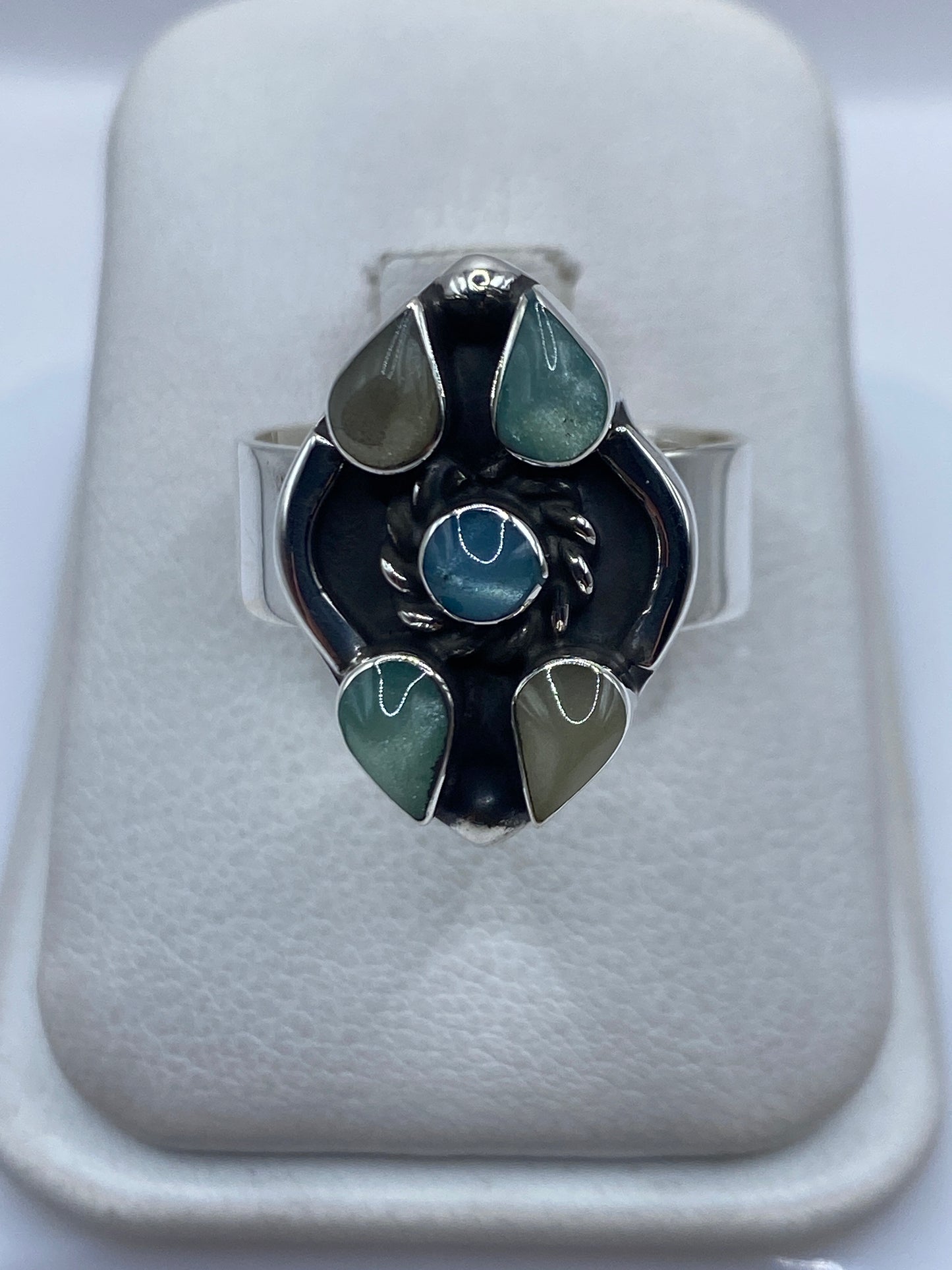 Anillo ajustable de plata con cinco piedras multicolor verde, azul y gris engastadas en el top