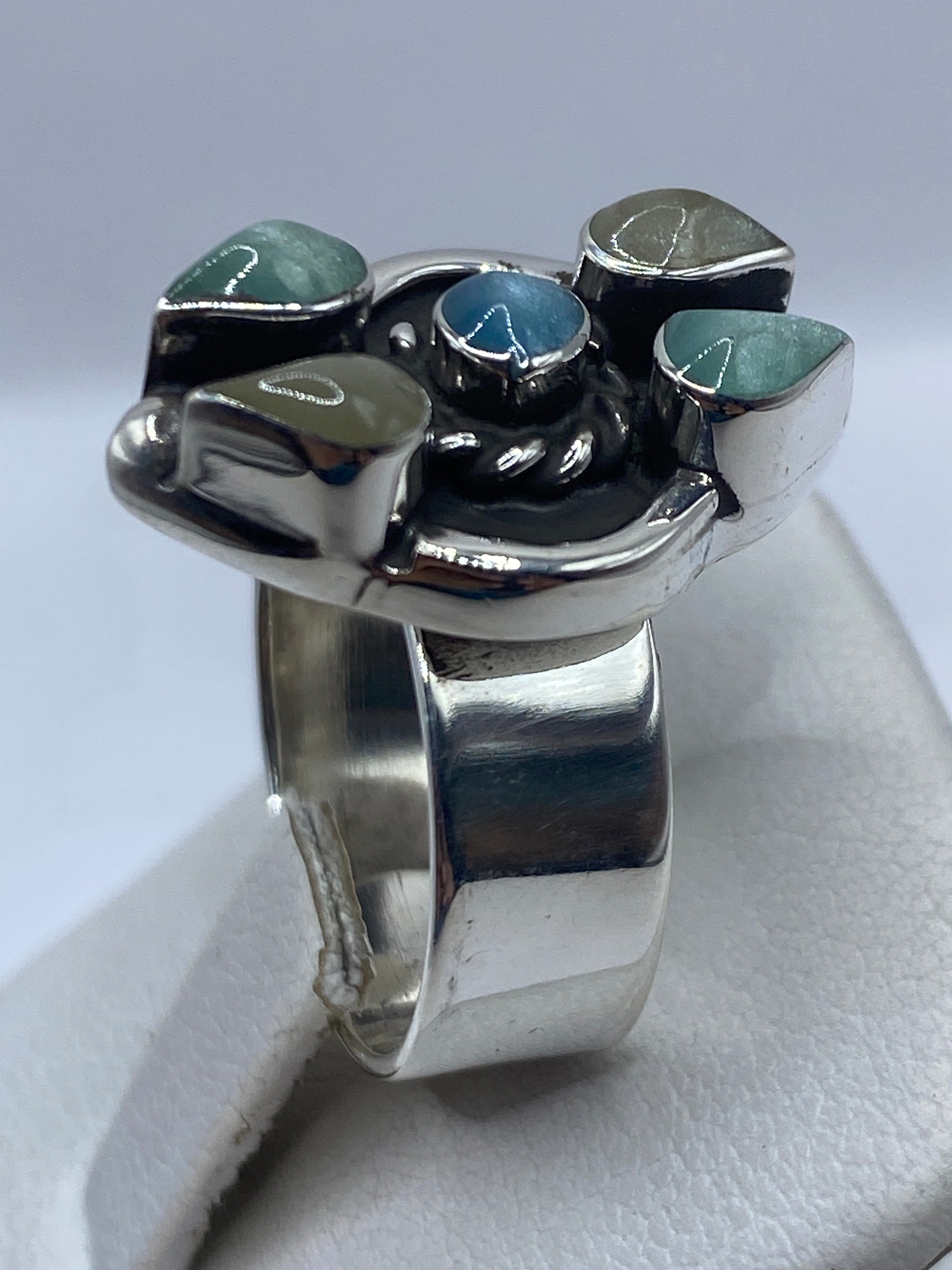 Detalle de las piedras multicolor en tonos verde, azul y gris desde arriba