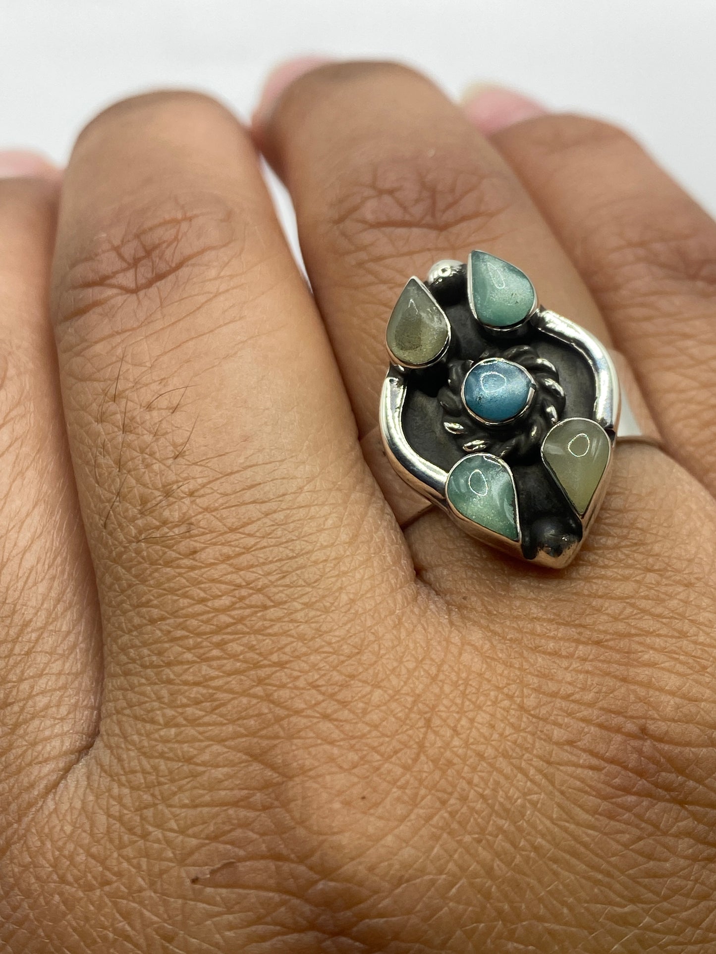 Anillo puesto en dedo de mujer mostrando el tamaño y presencia de las piedras