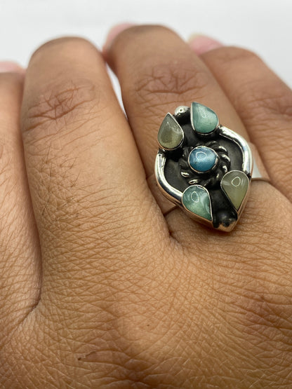 Anillo puesto en dedo de mujer mostrando el tamaño y presencia de las piedras