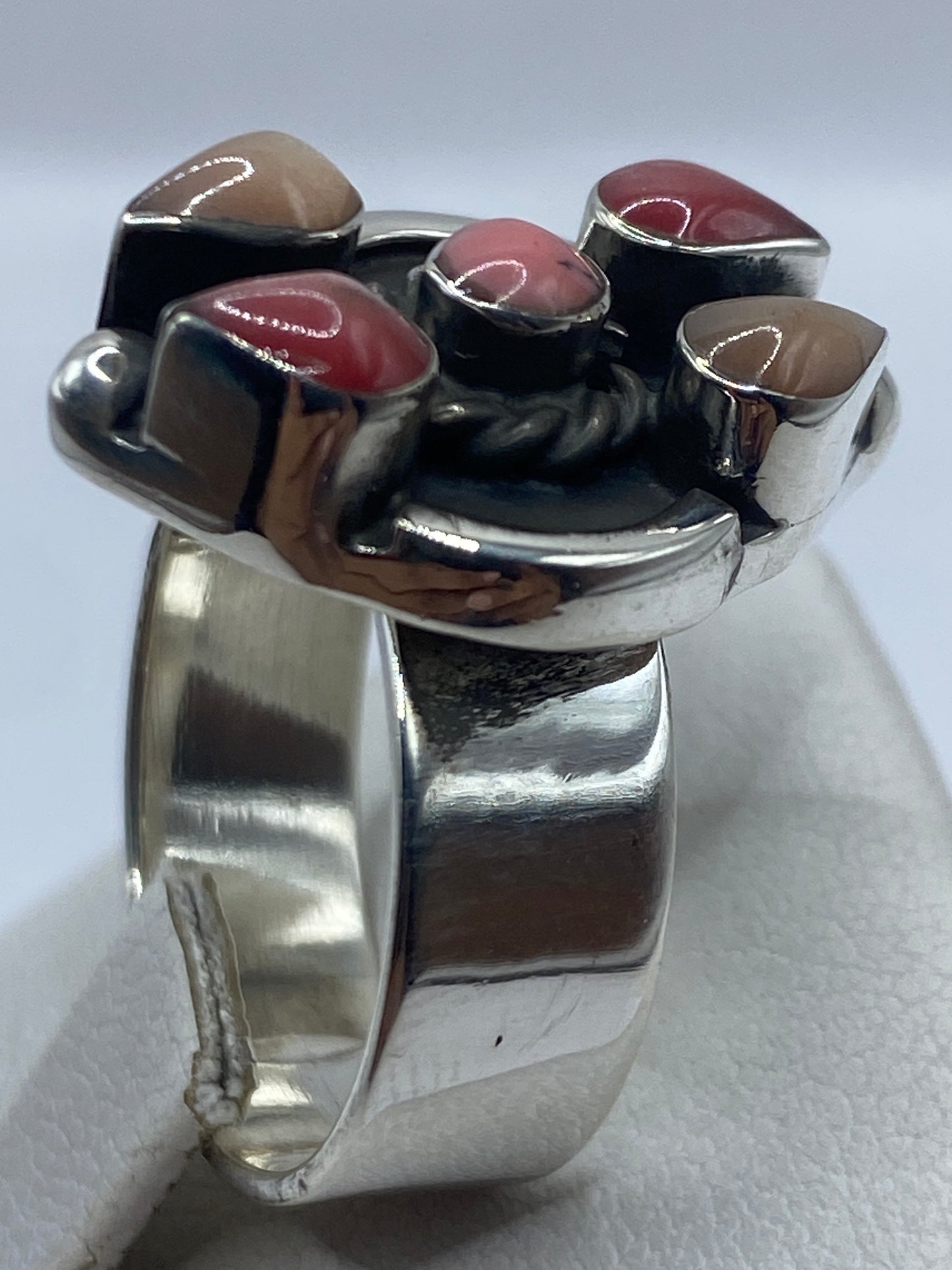 Detalle lateral del anillo ajustable de Taxco con piedras rosa engastadas