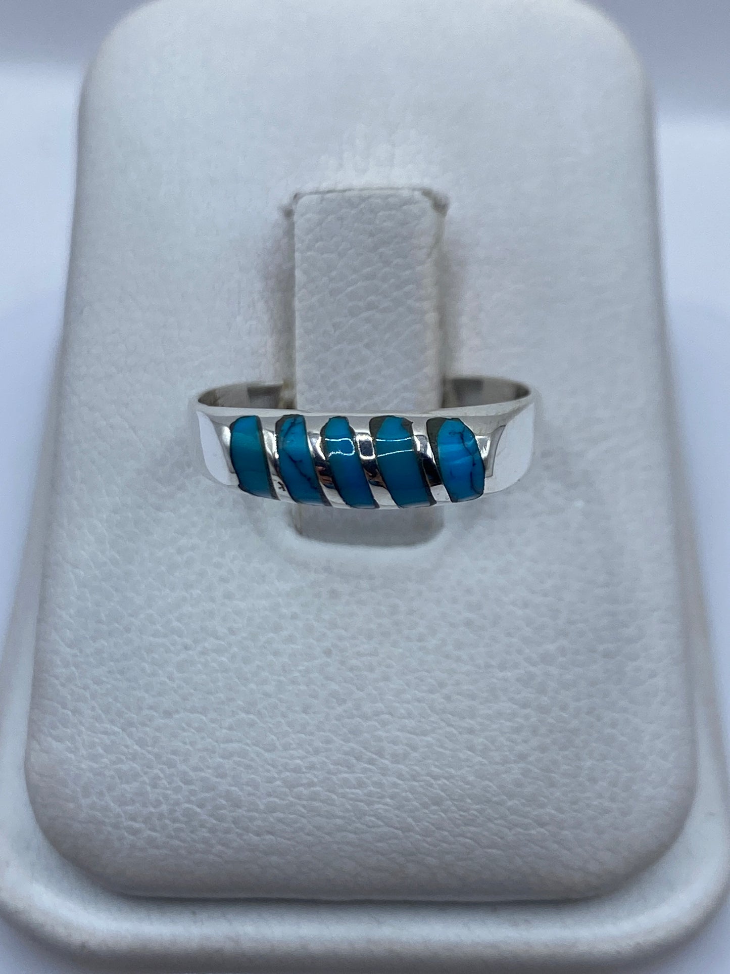 Anillo de plata .925 con turquesa azul cielo engastada a mano en dedo de mujer