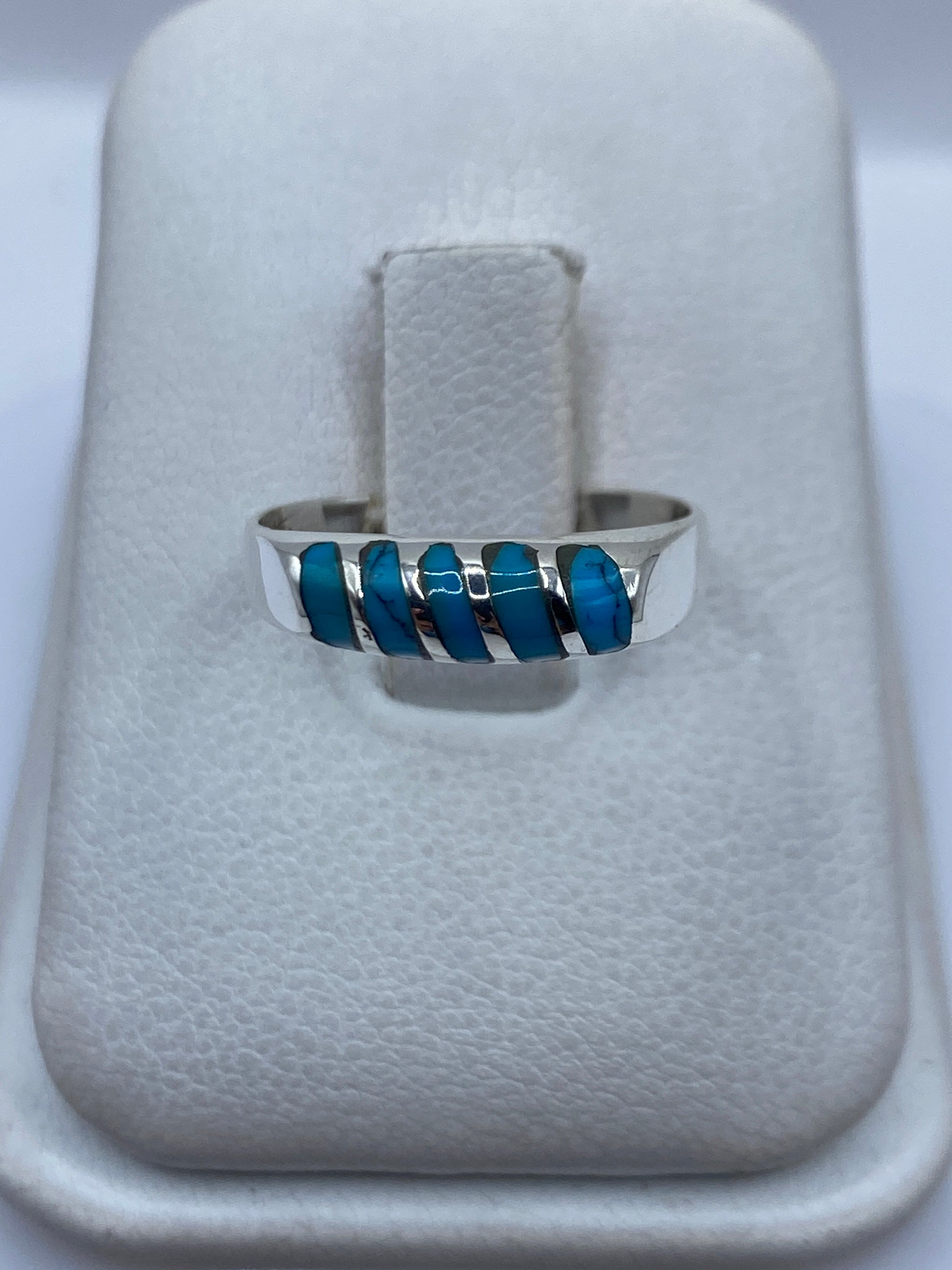 Anillo de plata .925 con turquesa azul cielo engastada a mano en dedo de mujer