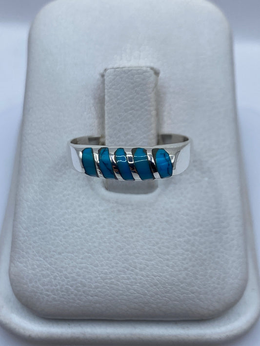 Anillo de plata .925 con turquesa azul cielo engastada a mano en dedo de mujer