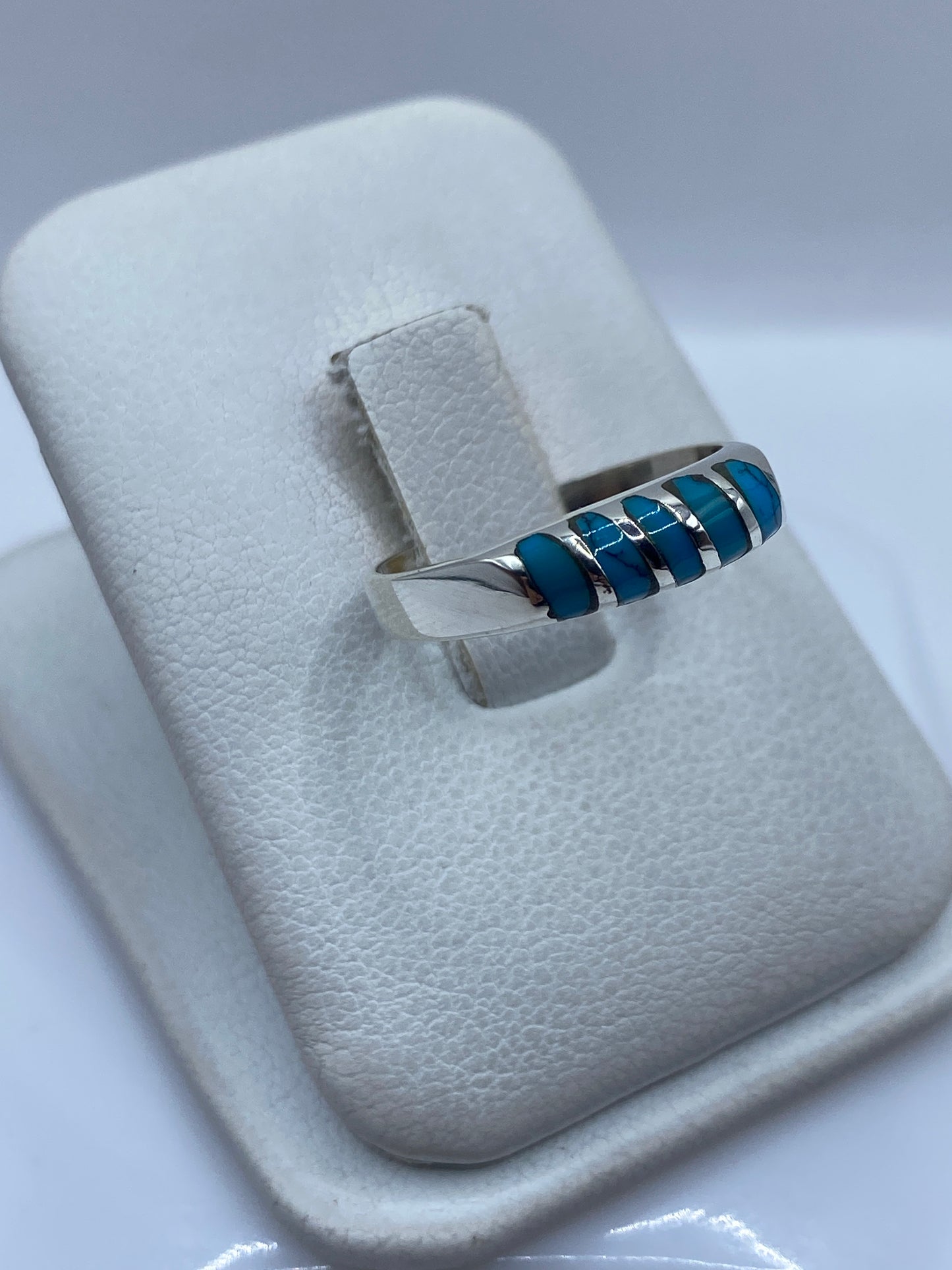Vista frontal del anillo minimalista de turquesa y plata de Taxco