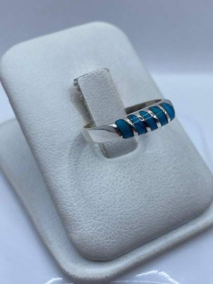 Vista frontal del anillo minimalista de turquesa y plata de Taxco