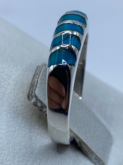 Detalle lateral del anillo mostrando el engaste a mano de la turquesa