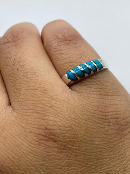Anillo sobre fondo blanco con el Quinto .925 visible en el interior