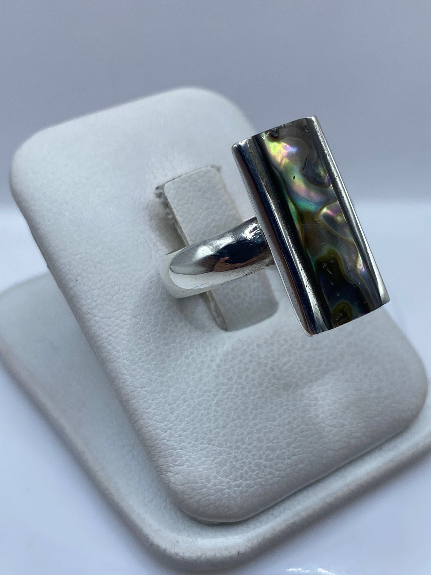 Detalle lateral del anillo mostrando el engaste de la piedra y la banda pulida de plata .925