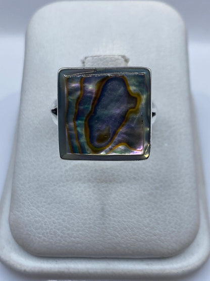 Anillo de plata .925 con piedra engastada en marco cuadrado, vista frontal sobre fondo blanco